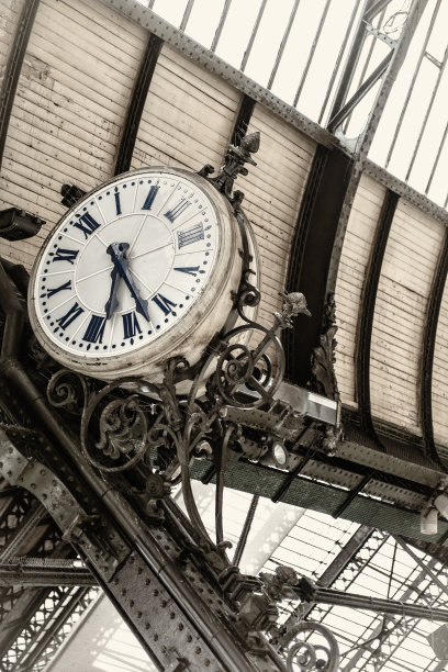 伦敦国王十字车站的历史性大钟图片下载