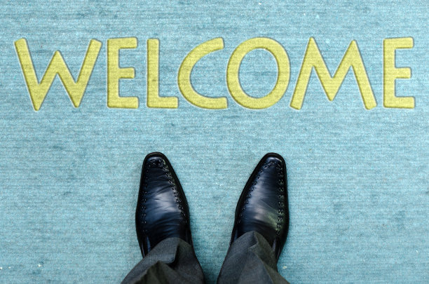 门前擦鞋垫上写着“欢迎”图片下载