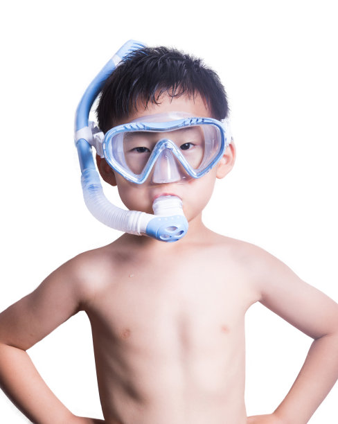 浮潜的男孩图片下载