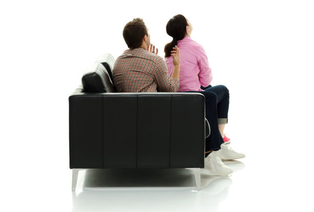 妻子因为意见不一致而把视线从丈夫身上移开。图片下载