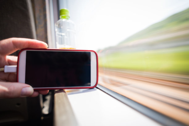 在旅行时使用智能手机图片下载