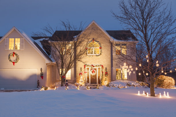 圣诞家庭与节日照明，雪图片下载