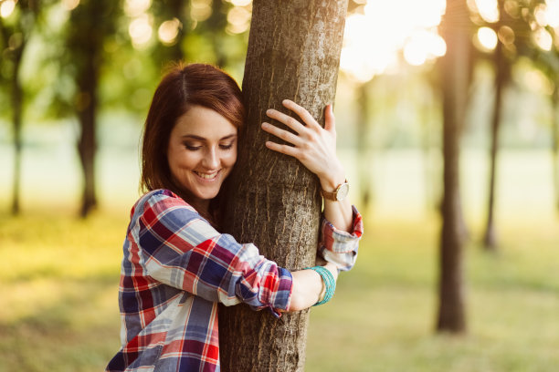 在大自然中感到充满活力的女人图片下载