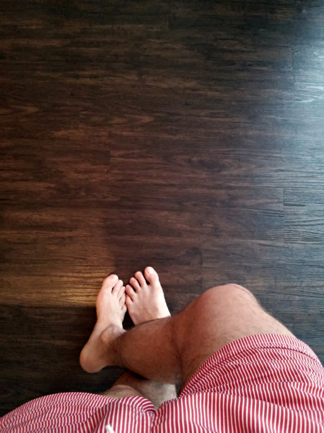 放松的男人在红色短裤图片下载