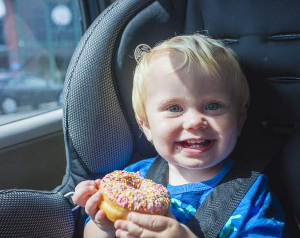 孩子吃甜甜圈图片下载