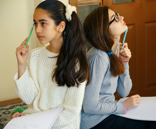 漂亮的女孩认为图片下载