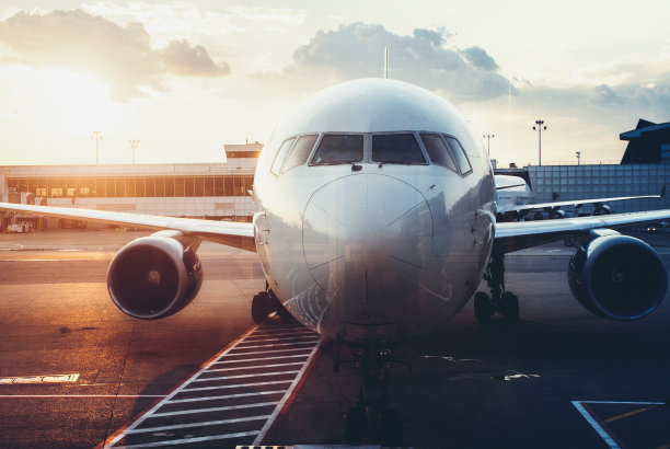 机场飞机的正面视图素材图片