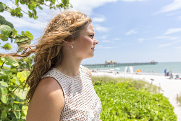 美丽的少女望在那不勒斯的海滩图片下载