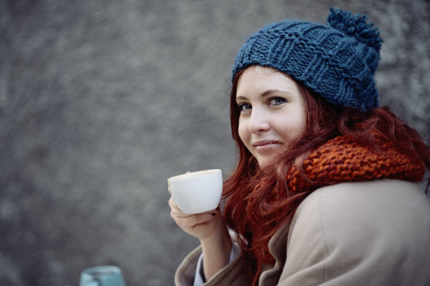 在户外咖啡馆喝咖啡的女人图片下载