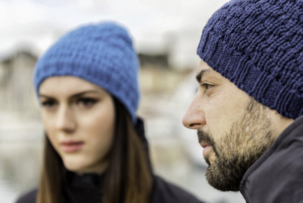 肖像体贴夫妇在针织帽图片下载