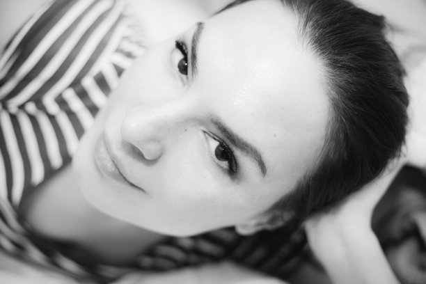 《年轻女人的肖像》图片下载