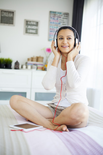 年轻女子在听音乐图片下载