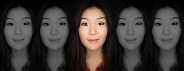 年轻的亚洲妇女的肖像与黑色的背景图片下载