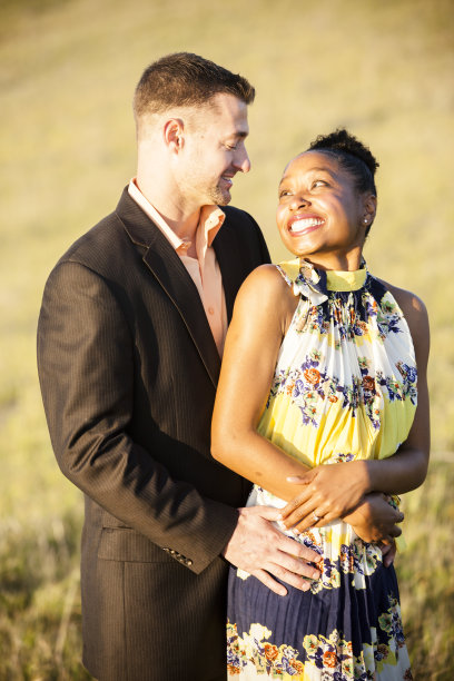 不同的情侣订婚图片下载