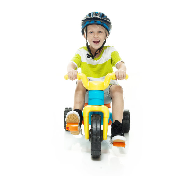 微笑的小男孩骑着三轮车图片下载