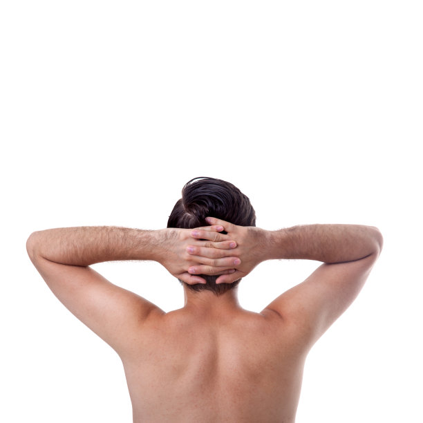 一个仰视的年轻人的后视图图片下载