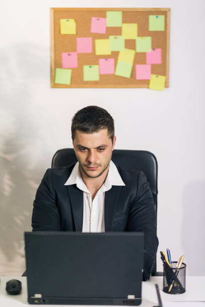 在办公室工作图片下载