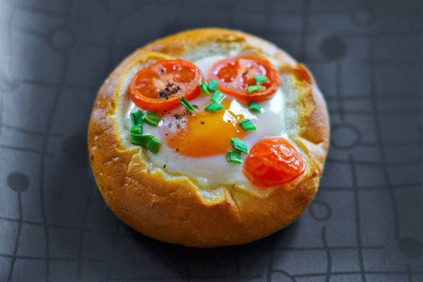 在面包里烤的煎蛋图片下载