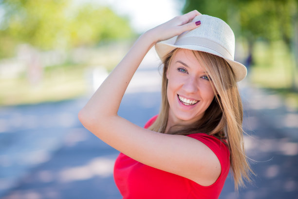 贝拉唐娜在公园里享受大自然图片下载