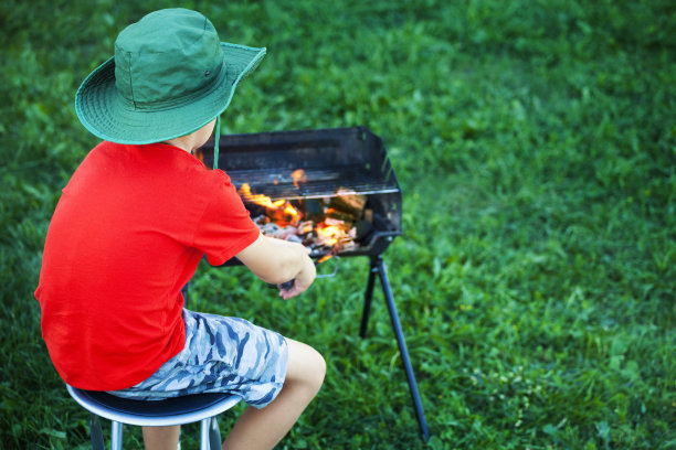 孩子点燃烤架图片下载