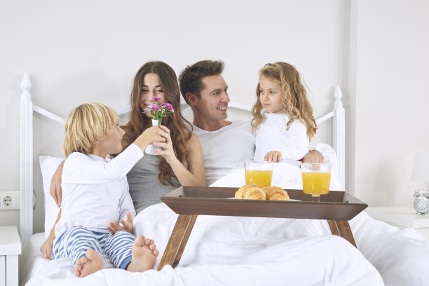 一家人在床上做早餐图片下载