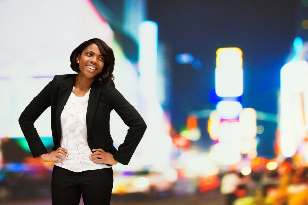 微笑的女商人看向别处图片下载