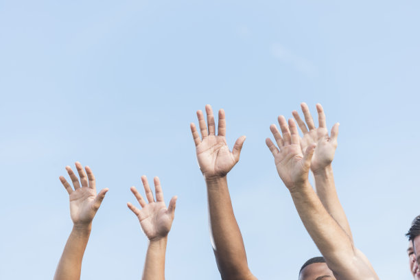 双手在蓝天下高举图片下载