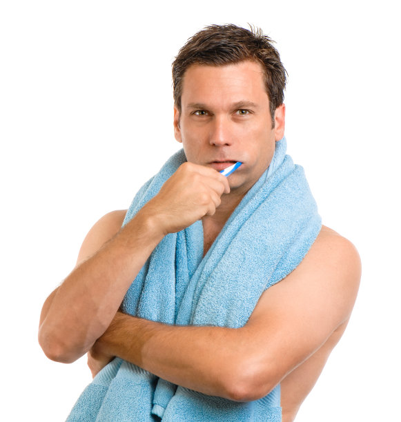 男人刷牙用浴巾白上图片下载
