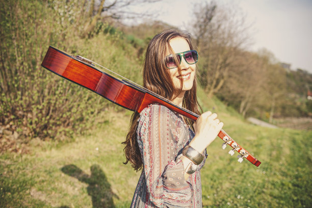 路上的音乐家图片下载