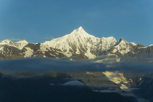 中国香格里拉，梅里雪山，日出。图片下载