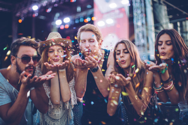 年轻人在听音乐会。素材图片