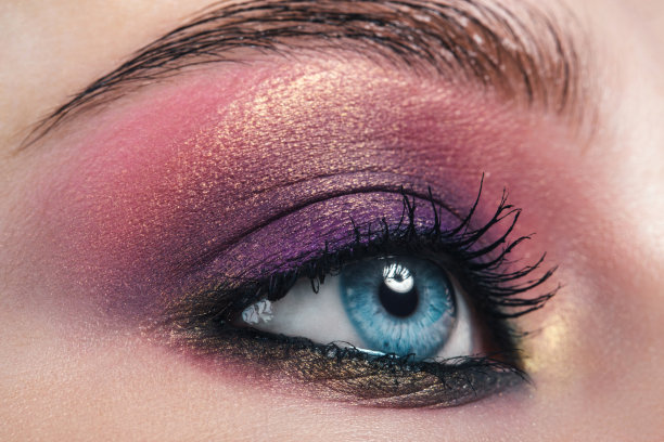 化妆的女性眼睛图片下载