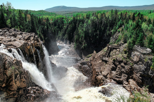 俯瞰瀑布在Les 9 Chutes图片下载