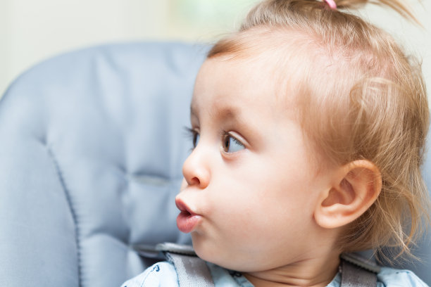 宝宝撅着嘴，看起来很对图片下载