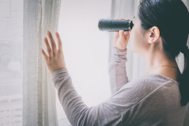 女商人用望远镜看东西图片下载