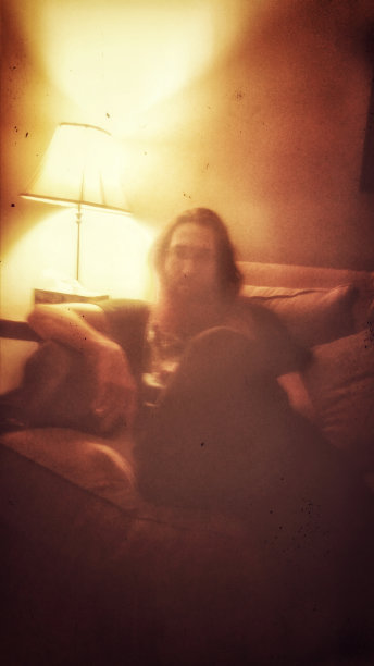 长红色头发胡须思考男人，眼镜，坐沙发图片下载