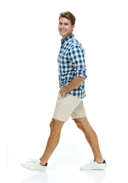 微笑休闲男人在格子衬衫和行走图片下载