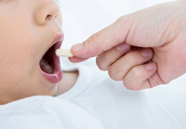 生病的男孩在吃药素材图片