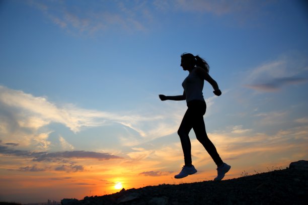 跑步女人的剪影图片下载