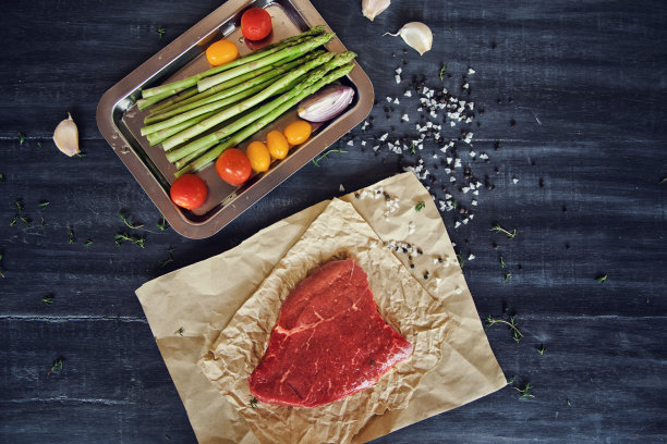 生里脊牛排配蔬菜图片下载