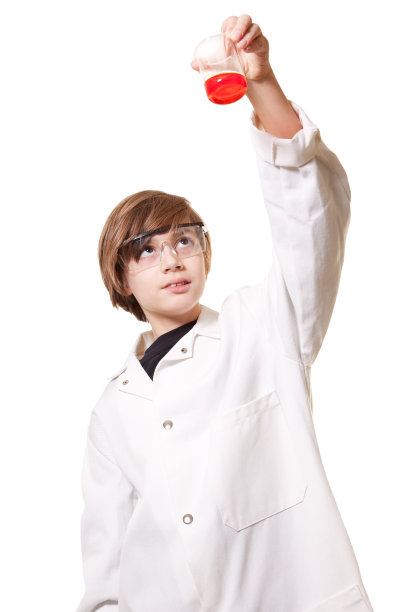 儿童在玻璃烧杯中观察化学物质图片下载