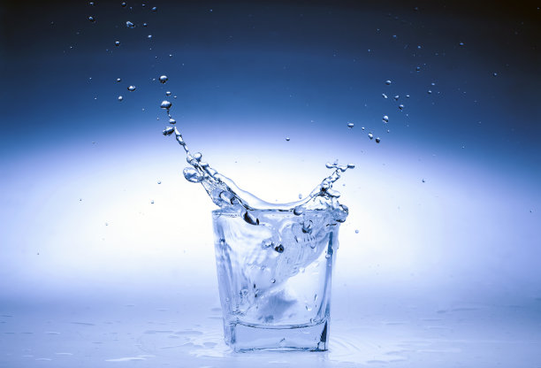 近距离观看溅在蓝色的水图片下载