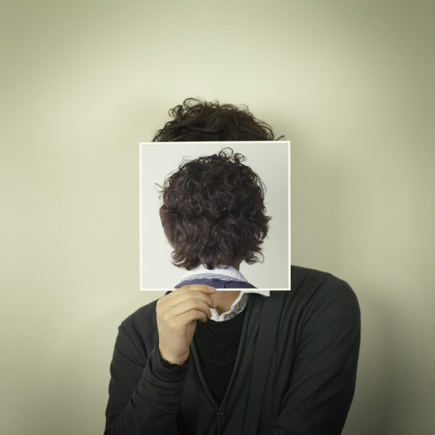 一个年轻人拿着一张照片图片下载