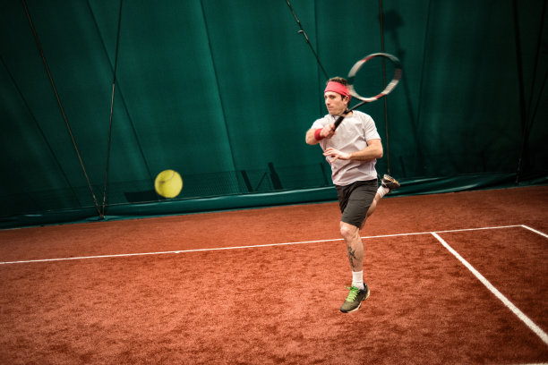 网球运动员动作:正手跳图片下载