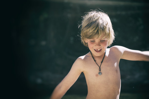 夏天孩子们在户外玩耍图片下载