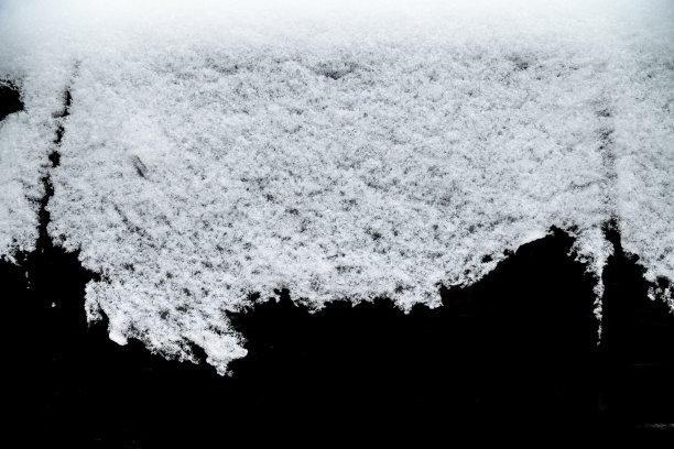 白色的雪图案孤立在黑色的背景图片下载