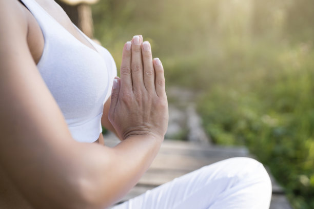 双手合十祈祷并呼吸图片下载
