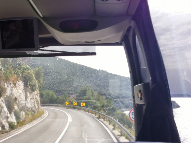 巴士挡风玻璃视图，亚得里亚海，紧弯弯曲的道路，悬崖图片下载