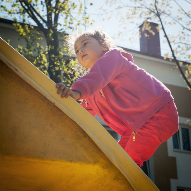爬上滑梯图片下载