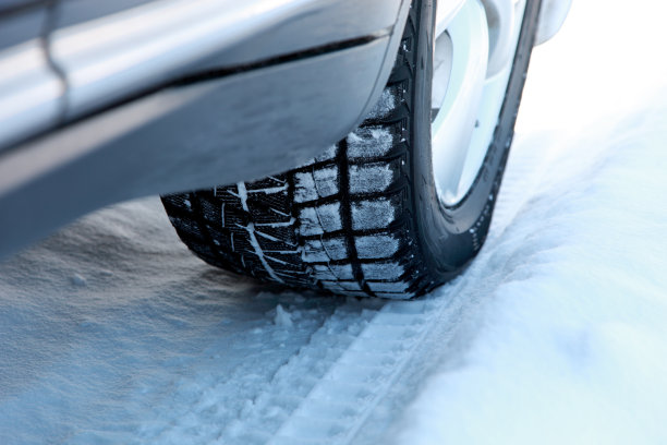 车在雪地上图片下载